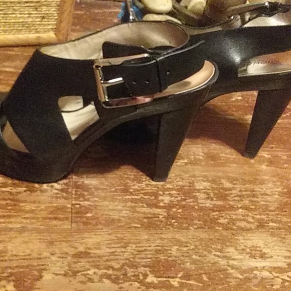 Michael Kors black strap heel. Size fits smaller - Picture 4 of 6